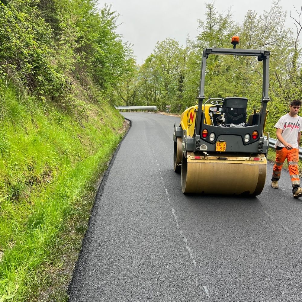 Realizzazione asfalto strada